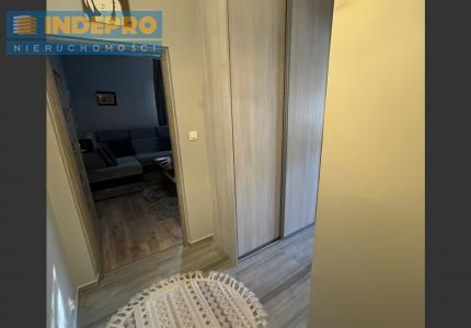 Przedpokój na wprost wejście do salonu na prawo wejście do kuchni oraz droga do łazienki 
