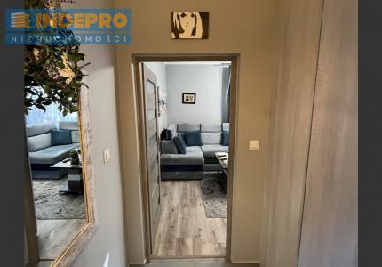 Przedpokój z wejściem do salonu